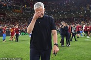 Mourinho rơi nước mắt lên tiếng trong ngày AS Roma vô địch