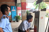 QLTT tỉnh Tây Ninh đang lấy mẫu xăng