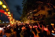 Giới trẻ TP.HCM đội mưa đi thả hoa đăng nhân dịp Đại lễ Phật Đản 2022