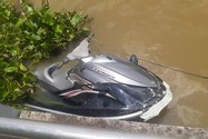 Mô tô nước tông sà lan khiến 2 người chết trên sông Sài Gòn