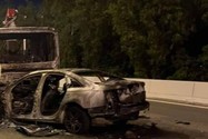 Ô tô Audi và xe tải bốc cháy trơ khung sau khi tông, 2 người tử vong