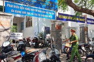 Công an đang tống đạt quyết định khởi tố các bị can tại CDC Khánh Hòa