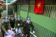  Bộ đội lái xe đạp thồ băng ngõ hẻm, tiếp tế lương thực cho người dân TP.HCM