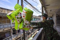 TP.HCM: Dùng xe cẩu tiếp tế lương thực cho người dân ở chung cư cũ