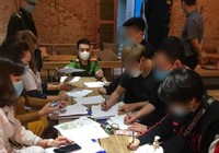 30 nam nữ bị phạt 60 triệu vì uống cafe không đeo khẩu trang