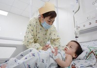 Diệu Nhi của cặp Song Nhi vừa được đóng hậu môn thành công