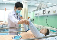 Đang ăn bữa tối, sản phụ đột nhiên méo mặt hôn mê