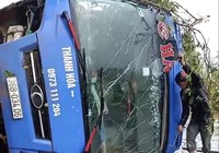 Lật xe giường nằm, 19 người bị thương