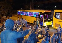 Xe vận chuyển y bác sĩ BV Đà Nẵng đi cách ly giữa khuya