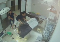 Bệnh nhân cùng người nhà hành hung bác sĩ, điều dưỡng