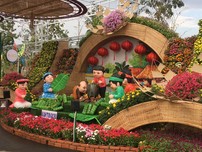 Nhóm nghệ sĩ TP.HCM check-in sớm ở đường hoa Cần Thơ