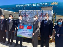 Video: Cận cảnh lô vaccine Trung Quốc viện trợ về tới Việt Nam 