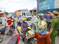 Video: Các phương tiện nối dài nhiều giờ đồng hồ khi qua chốt chặn Long An