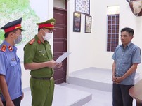 Video: Bắt tạm giam Trạm trưởng Kiểm lâm nhận hối lộ để cho lâm tặc phá rừng