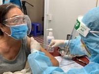 Video: Người cao tuổi và mắc bệnh nền được tiêm vaccine COVID-19 