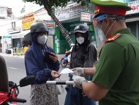 Video: Công an Đà Nẵng kiểm tra ngẫu nhiên người đi đường