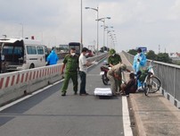 Video: Cụ ông 91 tuổi đạp xe trên cầu Bình Triệu bị xe tông rồi bỏ chạy