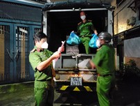 Video: Công an phường xuyên đêm đem thực phẩm đến các khu trọ