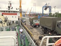 Người dân TP.HCM ấm lòng trước hỗ trợ thiết thực của chiến sĩ hải quân