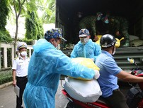 Video: Xe vận tải quân sự vượt mưa bão, mang 10 tấn gạo tặng người dân TP.HCM