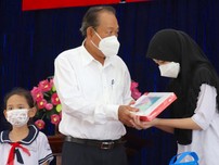 Nguyên Phó Thủ tướng tặng 100 máy tính bảng cho học sinh