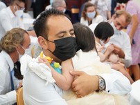 Video: Hơn 90 em bé Việt Nam trong vòng tay của cha mẹ nuôi nước ngoài 