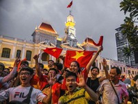 Người dân TP.HCM ra đường hò reo chiến thắng của U23 VN