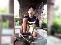 Cậu bé hát xẩm Thập ân nghe buồn nẫu ruột