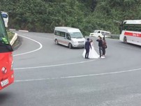 Cô dâu chú rể 'liều mạng' chụp hình cưới giữa đường đèo