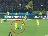 Hài hước: Bị đẩy ngã, trọng tài đá vào chân cầu thủ  