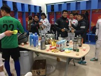 Cầu thủ U23 Việt Nam ăn mừng trong phòng thay đồ