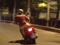 Cô gái chạy xe máy ôm cua như tay đua thứ thiệt