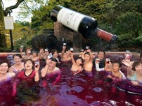 Bể bơi cho du khách tắm trong vang đỏ, trà xanh