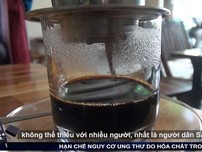 Phát hiện cà phê có tạp chất bằng ly nước lọc