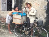 Anh bán kem cover hit Xa vắng gây 'bão mạng'