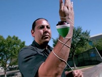 Màn biểu diễn con quay hút mắt người xem 