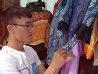 Lớp học thời trang thổ cẩm miễn phí của chàng trai người Mông