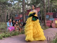 Video: Ngất ngây với thời trang thổ cẩm giữa rừng thông