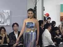 Video: Hoa hậu Đỗ Thị Hà đọ dáng cùng siêu mẫu Thanh Hằng 