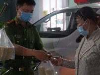 Video: Cùng các chiến sĩ công an nấu cháo tặng bệnh nhân