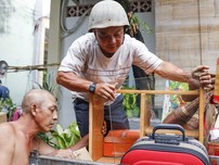  'Chú Đức ba gác' chuyên chuyển trọ cho sinh viên giá 0 đồng