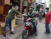 Video: Người Sài Gòn nghĩ cách mang cơm ngon đến cho người nghèo ngày giãn cách
