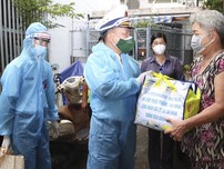 Video: Chiến sĩ nhà giàn DK1 tặng 300 túi an sinh hỗ trợ người dân TP.HCM 