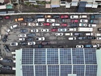 Video: Sau nới lỏng giãn cách, ô tô kẹt cứng tại trung tâm đăng kiểm