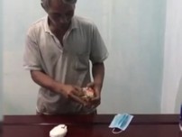 Video: Bắt người đàn ông vận chuyển trái phép 1,7kg vàng