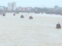 Video: Người Quảng Bình chủ động cẩu thuyền lên bờ tránh bão