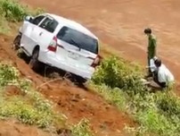 Video: Mâu thuẫn trong làm ăn, lái ô tô tông nhau
