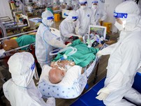 Video: Chuyển bệnh nhân COVID-19 sang BV dã chiến số 13 để cứu chữa