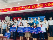 Video: Ngành điện TP.HCM đỡ đầu cho 35 trẻ mồ côi cha mẹ do COVID-19