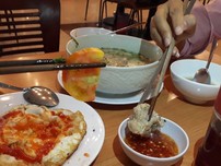 Video: Chung đụng thức ăn là thân mật hay gây hại?